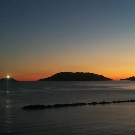 Il Faro Dei Poeti Lerici