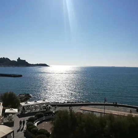 Il Faro Dei Poeti 公寓