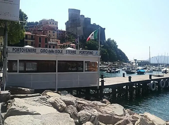 Il Faro Dei Poeti 公寓