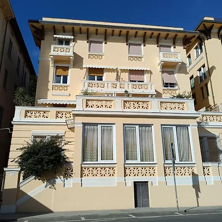 Il Faro Dei Poeti Lerici